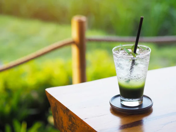 Vidro de suco verde na mesa de madeira — Fotografia de Stock