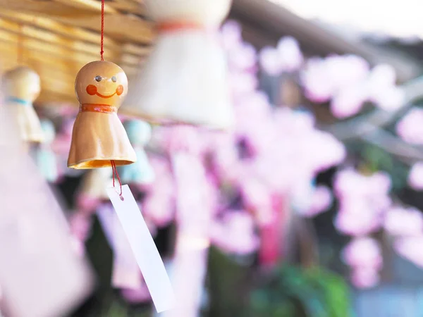 Японская кукла дождя с улыбающимся лицом, висящим над розовой вишней b — стоковое фото