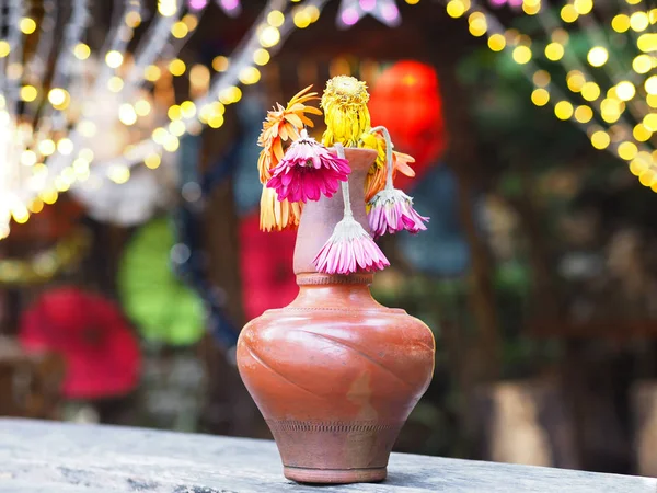 Wilted Gerbera kwiat w brązowym wazonie na drewnianym stole — Zdjęcie stockowe