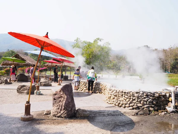 Tourist at Sankamphaeng hot spring in Chiangmai province, Thaila — ストック写真