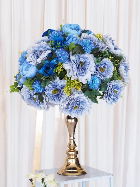 Ramo de flores azul en florero vintage dorado —  Fotos de Stock