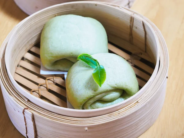 Zielone Bułki Parze Lub Mantou Lub Salapao Liściem Zielonej Herbaty — Zdjęcie stockowe