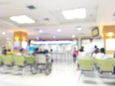Hastanedeki tezgahta ilaç almak için bekleyen insanların soyut bulanık arkaplanı. Tıp kliniğinin içi tamamen dağılmış..
