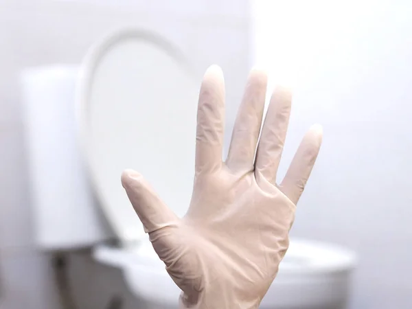 Fermer Main Portant Gant Sur Fond Toilette Blanc Flou Protection — Photo