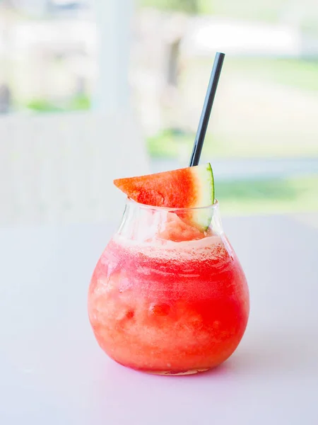 Close Wassermelonen Smoothie Mit Fruchtscheibe Und Stroh Auf Weißem Tischhintergrund — Stockfoto