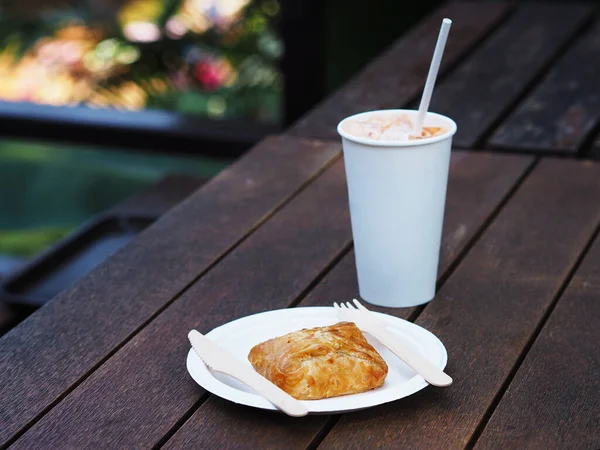 Weiß Nimmt Ein Glas Kalten Kaffee Und Einen Pappteller Kuchen — Stockfoto