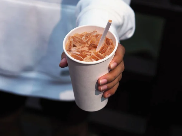 Einweg Recycling Glas Mit Kaltem Cappuccino Kaffee Mit Eis Und — Stockfoto