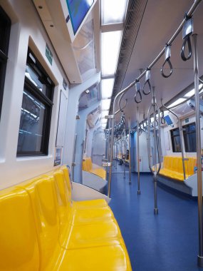 Bangkok, Tayland - 09 Ocak 2020: BTS Sky iç mekan görüşü sabahın erken saatlerinde boş koltuklarla.