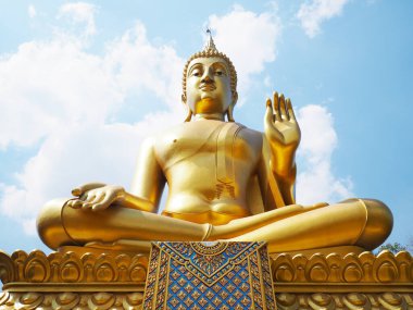 Büyük altın Buda mavi gökyüzüne karşı Wat Pha Tang Tapınağı, Uthai Thani Eyaleti, Tayland.