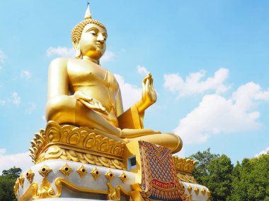 Uthai Thani, Tayland - 4 Ocak 2020: Büyük altın Buda adı Luang Pho Tho, Wat Pha Tang Tapınağı, Uthai Thani Eyaleti, Tayland.
