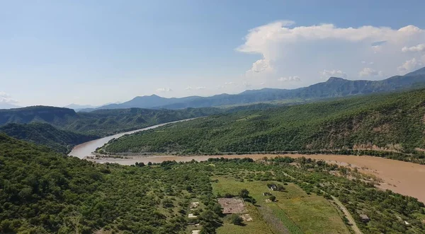 Yaz boyunca dağlardaki bir nehrin havadan görünüşü