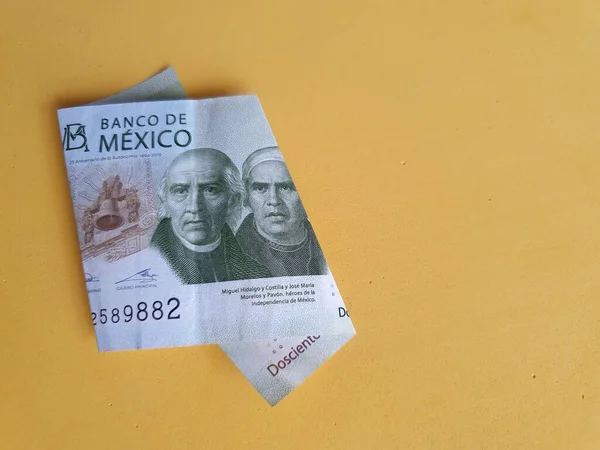 Экономика и финансы с мексиканскими деньгами — стоковое фото