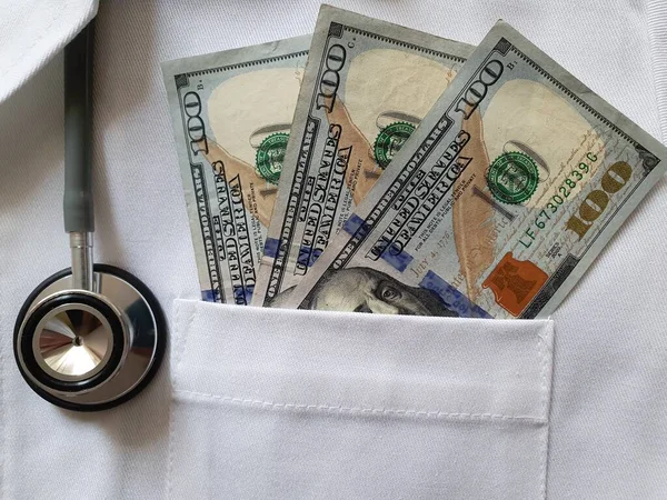 Інвестиції з американськими доларовими грошима в медичний огляд та охорону здоров'я — стокове фото