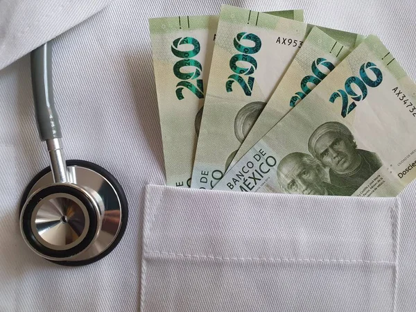 의료 검토와 건강 관리에 멕시코 돈을 투자하는 모습 — 스톡 사진
