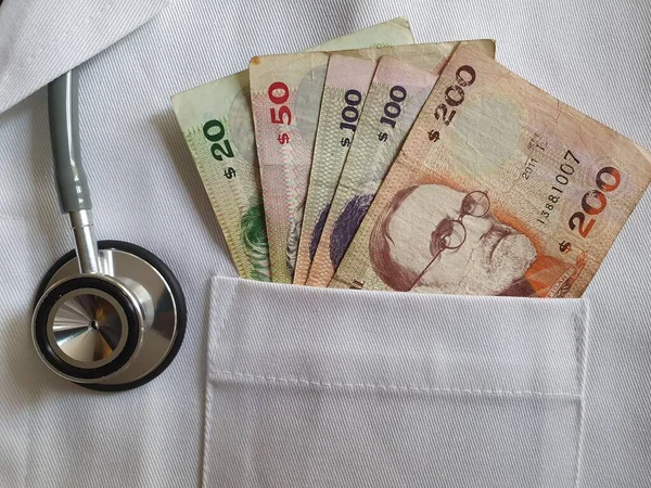Інвестиції в уругвайські гроші в медичний огляд та охорону здоров'я. — стокове фото