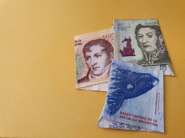 Экономика и финансы с аргентинскими деньгами — стоковое фото
