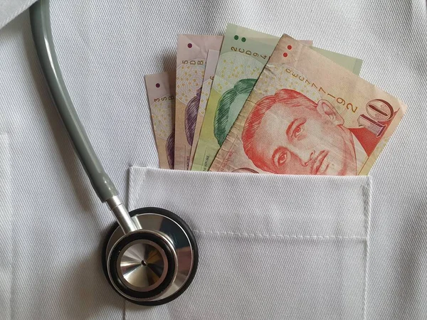 Інвестиції з сінгапурськими грошима в медичний огляд та охорону здоров'я — стокове фото