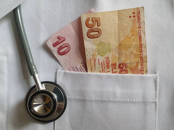 Інвестиції з турецькими грошима в медичний огляд та охорону здоров'я — стокове фото