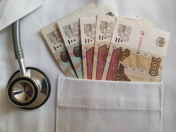 Инвестиции с российскими деньгами в медицинский обзор и здравоохранение — стоковое фото