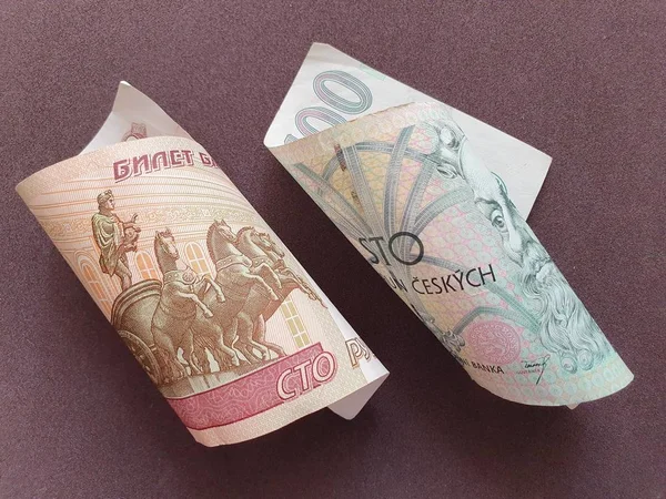 Směnný kurz ruských a českých peněz — Stock fotografie