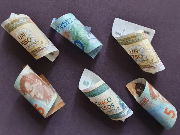 Tipo de cambio del dinero cubano y neozelandés — Foto de Stock