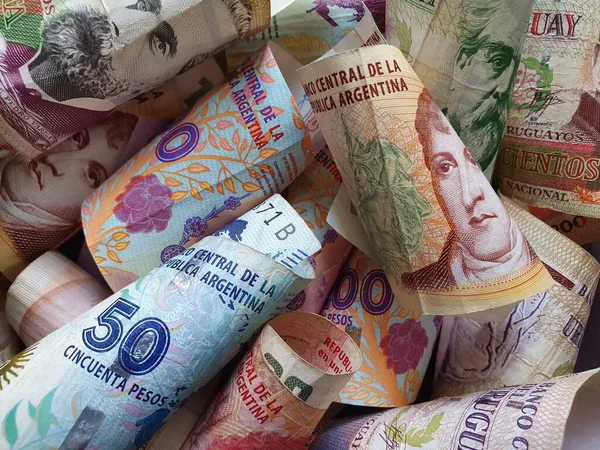 Tipo de cambio del dinero argentino y uruguayo — Foto de Stock