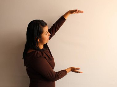 Esmer Meksikalı kadın portresi