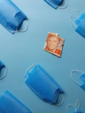 Mavi arka planda 50 kron ve maskeli İsveç banknotu