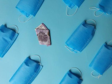Mavi arka planda 50 Cordoba ve maskeli Nikaragua banknotu