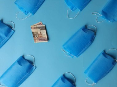 Mavi arka planda 2000 riyal ve maskeli İran banknotu