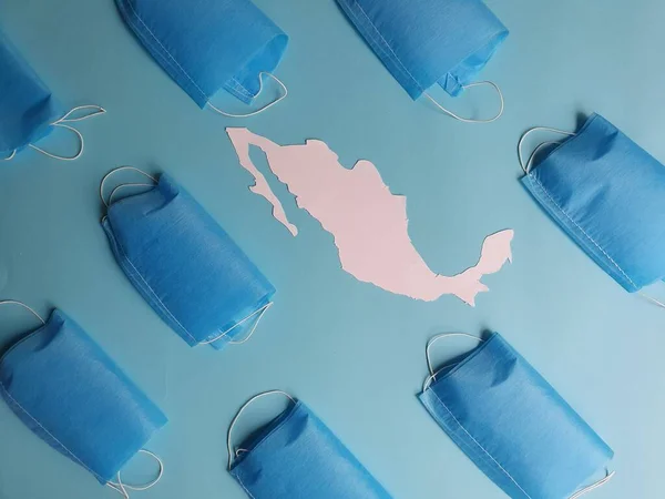 Meksika haritası beyaz ve maskeler mavi arkaplanda