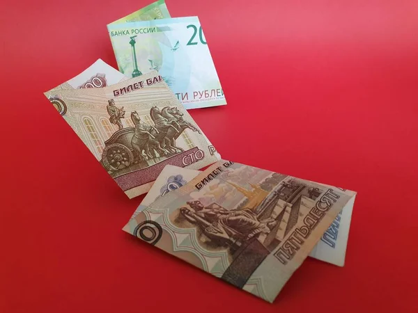 Billetes Rusos Diferentes Denominaciones Fondo Rojo — Foto de Stock