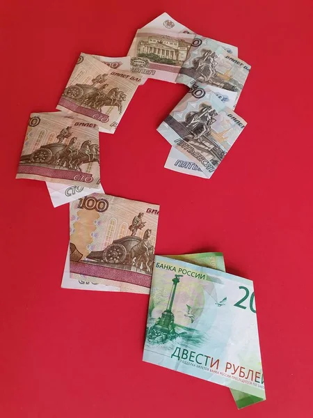 Банкноты Разных Номиналов Красный Фон — стоковое фото