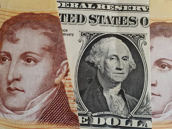 对美国一美元钞票和阿根廷钞票的处理方法 — 图库照片
