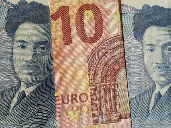 ヨーロッパの銀行券や日本の紙幣へのアプローチ — ストック写真