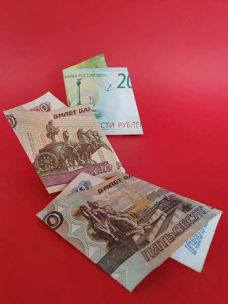 Billetes Rusos Diferentes Denominaciones Fondo Rojo — Foto de Stock