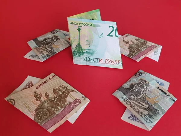 Billetes Rusos Diferentes Denominaciones Fondo Rojo —  Fotos de Stock