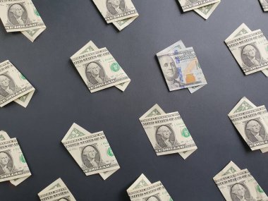 Siyah arka planda Amerikan doları banknotları