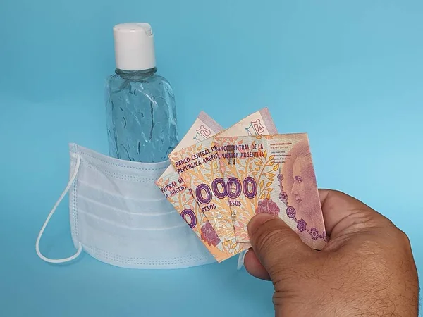 Mão Homem Que Paga Com Dinheiro Argentino Para Máscara Uma — Fotografia de Stock