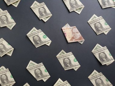 Bir dolarlık Amerikan banknotları ve siyah arkaplanda 20 sol bulunan Peru banknotları.