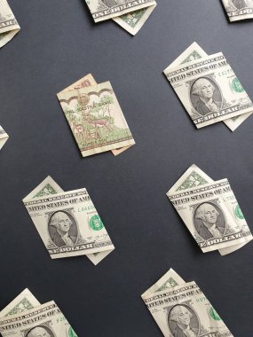 1 dolarlık Amerikan banknotları ve siyah arka planda 10 rupilik Nepal banknotları.