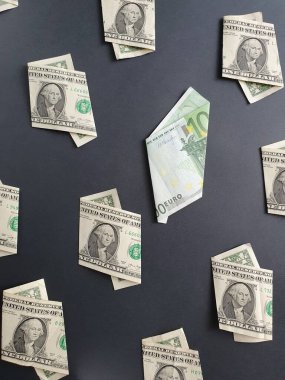 Amerika 'nın bir dolarlık banknotları ve siyah arka planda 100 avroluk Avrupa banknotları