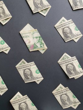 Bir dolarlık Amerikan banknotları ve siyah arka planda 20 pesoluk uruguay banknotları.