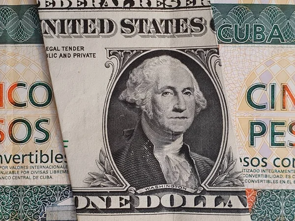 Annäherung Amerikanische Ein Dollar Scheine Und Kubanische Fünf Pesos Banknoten — Stockfoto