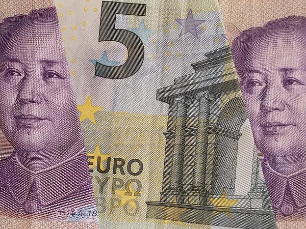 ヨーロッパの銀行券や5元の中国の紙幣へのアプローチ — ストック写真