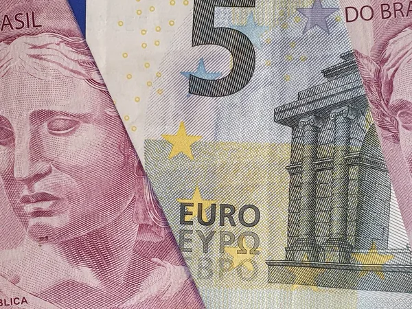 Podejście Banknotów Europejskich Banknotów Brazylijskich — Zdjęcie stockowe