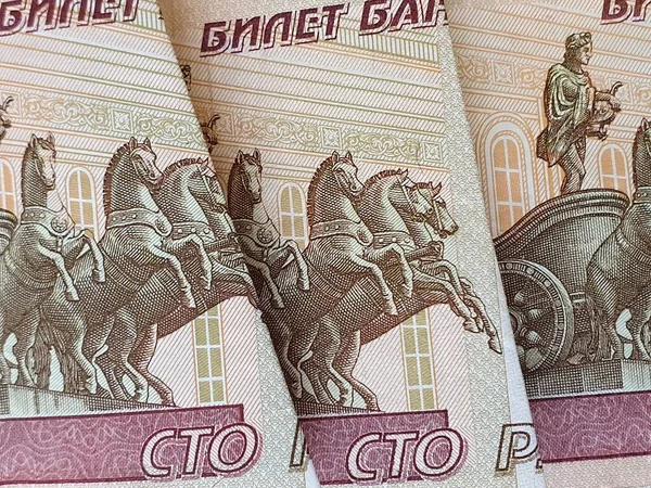 100 ruble, arkaplan ve dokudan oluşan Rusya banknotlarına yaklaşım