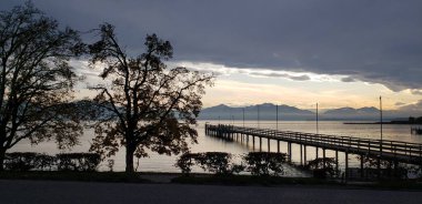 Sonbahar mevsiminde Almanya 'nın Chiemsee Gölü' ndeki manzara