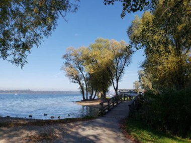 Sonbahar mevsiminde Almanya 'nın Chiemsee Gölü' ndeki manzara