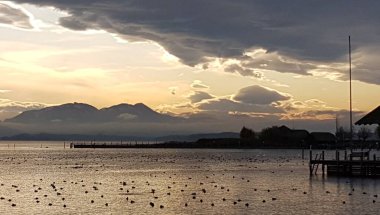Sonbahar mevsiminde Almanya 'nın Chiemsee Gölü' ndeki manzara